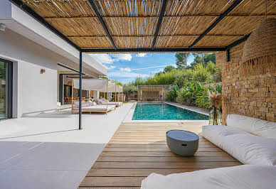 Villa with pool and garden 17