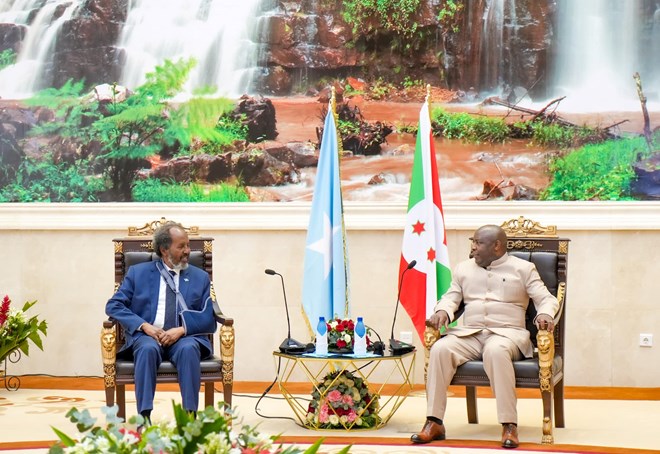 Somalia President Hassan Sheikh Mohamud (left) when he held talks with Burundi's Evariste Ndayishimiye in Bujumbura a week ago.
