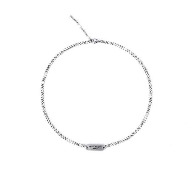 Ensembles de colliers assortis pour couples hommes. Exprimez votre amour avec style, parfaits pour un look coordonné et complice.