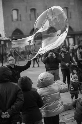 Bambini e grandi bolle di sapone  di Lucadalvit