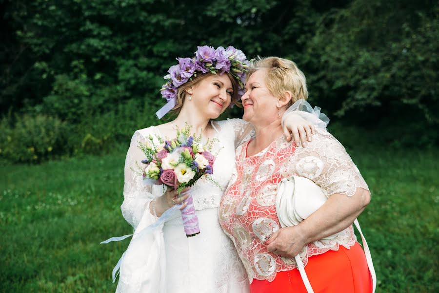 Fotógrafo de casamento Valya Lipatova (lipavalenti). Foto de 27 de novembro 2015