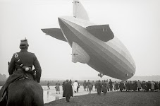 soldaat te paard kijkt naar een zeppelin en een groep mensen er onder