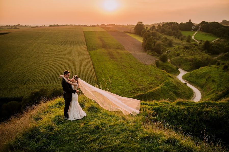 Fotógrafo de casamento Leszek Wasiołka (fotoemocja). Foto de 22 de janeiro 2022