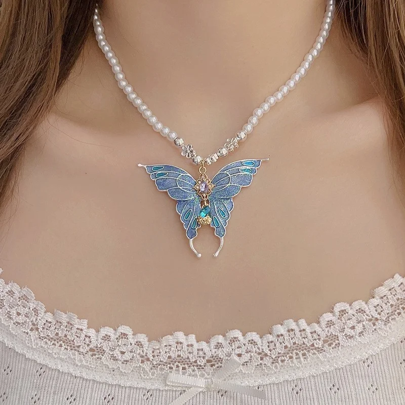 Collier femme avec pendentif papillon bleu coloré en perles de imitation, chaîne de clavicule, un cadeau élégant et tendance.