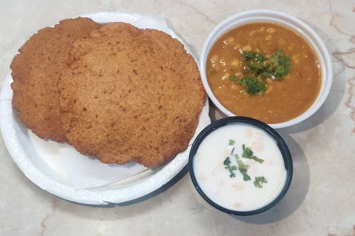 2 Bedmi Poori With Chole And Dahi Raita