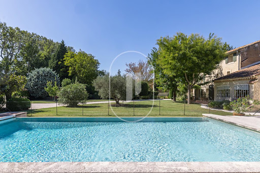 Swimming pool and landscaped green garden in this luxury house for sale in Velleron ($962,574 - 390 m²)