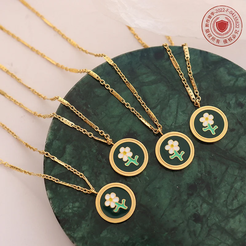 Vintage oorbellen en ketting set voor dames, gemaakt van titanium staal met een bloemenpatroon met oliedruppels, stijlvol en duurzaam.