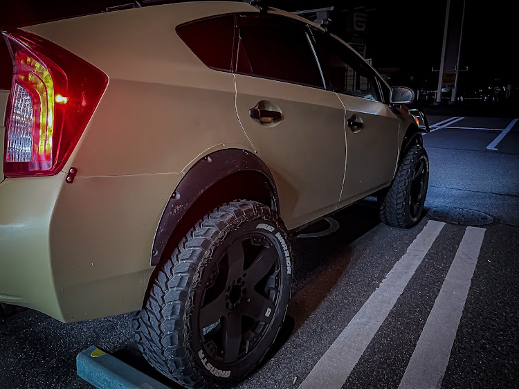 プリウスのリフトアップ・上げスタイル・ロックスター・20inch・275/55R20に関するカスタム事例の投稿画像2枚目