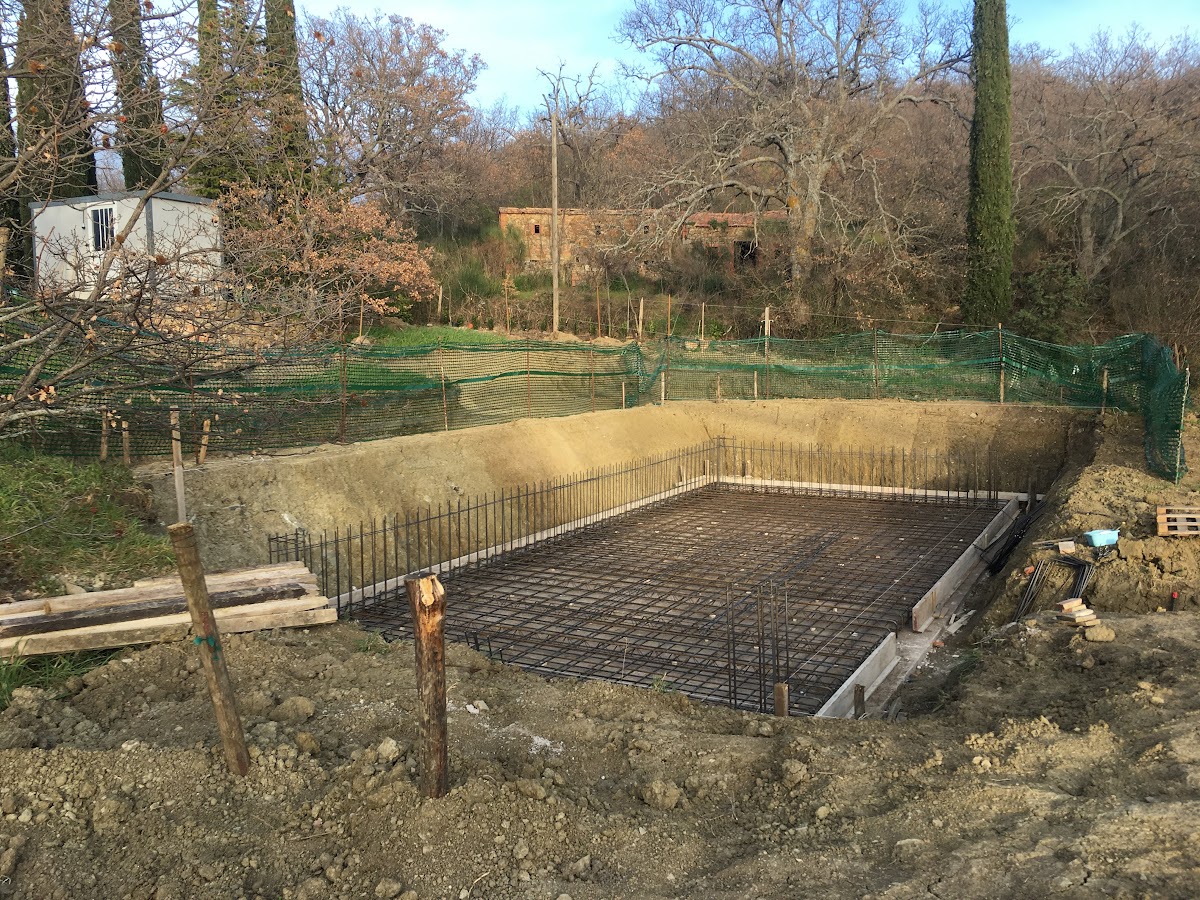 Constructing our pool at Podere Santa Pia, reinforcement of concrete with deformed reinforcing bars connected by wire