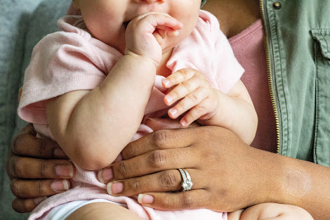 Dziecko trzymające rączkę w buzi