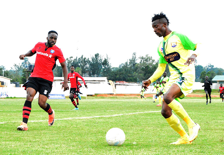 Kakamega Homeboyz forward Yema Mwana (right) vies for the ball with Tedian Esilaba of AFC Leopards during their league match at Bukhungu Stadium.