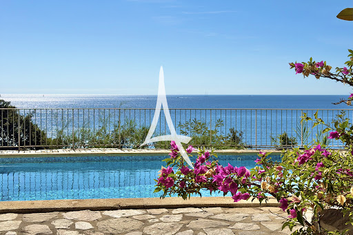 Pool with sea view, flowering vegetation - Buy this luxury villa in La Croix-Valmer, 10 rooms, 8 bedrooms