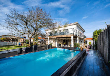 Maison avec piscine et terrasse 9