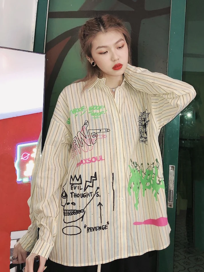 Camiseta con letras de graffiti personalizadas Dale un toque urbano a tu estilo con esta camiseta única, cómoda y llamativa.