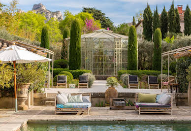 Propriété avec piscine et jardin 2