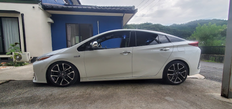 プリウスPHVの車高調・取り付けに関するカスタム事例の投稿画像3枚目