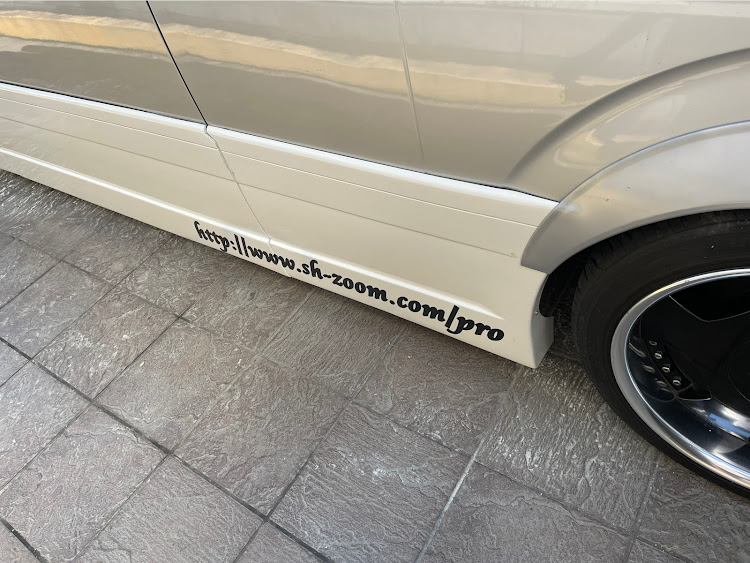 ハイエース スーパーロングの加工は勢い、あとはビス止め！・エアロ補修・塗装・急ぎで直し・良く見ないでに関するカスタム事例の投稿画像1枚目