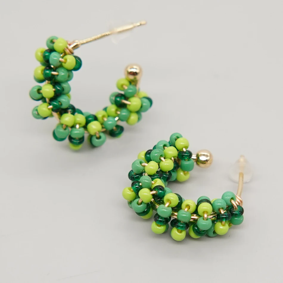 Boucles d'oreilles rondes en fil de cuivre pour femmes petites, élégantes et discrètes. Parfaites pour un usage quotidien et un look raffiné.