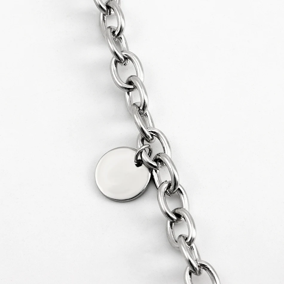 Collier pendentif Punk Double Cross White Shell, un accessoire audacieux pour un look percutant et tendance.