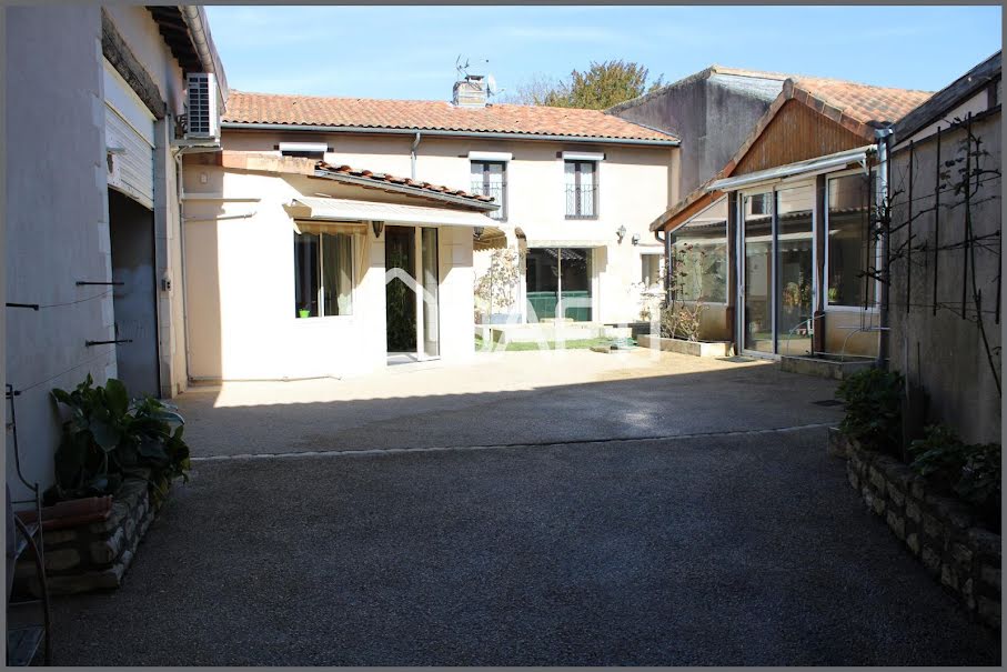 Vente maison 6 pièces 160 m² à Neuville-de-Poitou (86170), 332 000 €