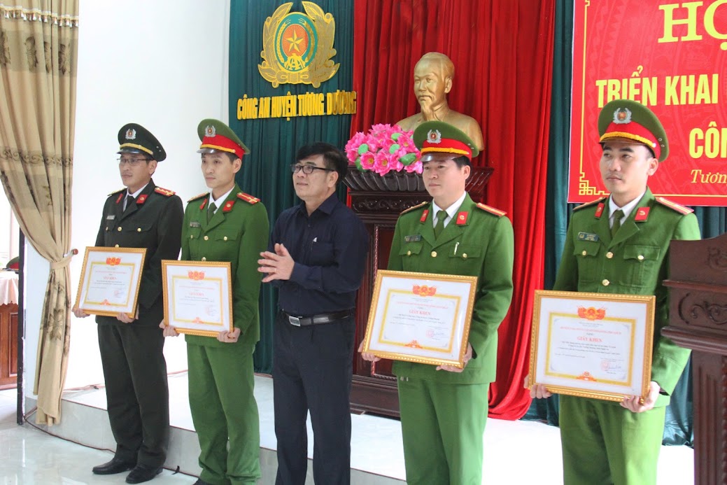 Đồng chí Phan Đức Sơn, Chủ tịch UBND huyện trao thưởng cho các tập thể đạt thành tích xuất sắc.