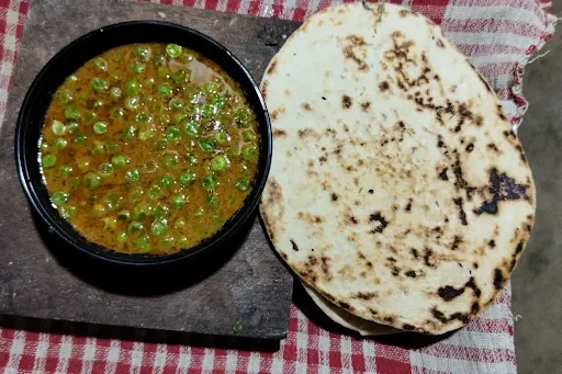 Matar Masala With 4 Butter Kulcha & Mixed Pickle