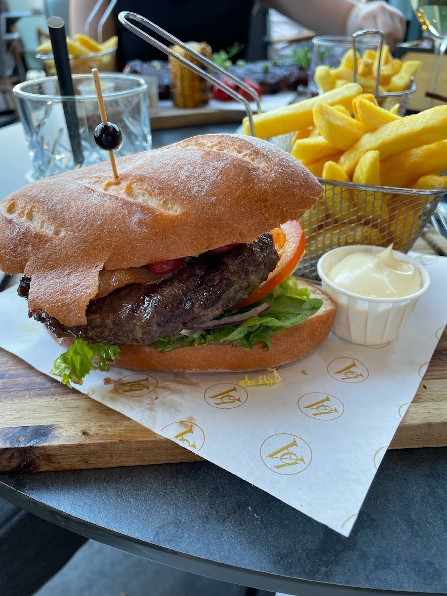 Broodje hamburger met patat