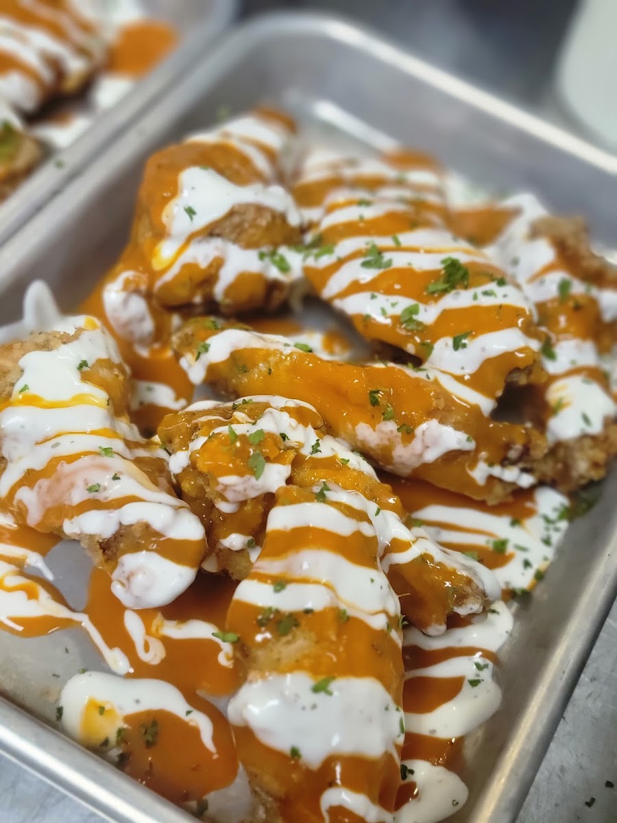 Gluten free buffalo wings with ranch drizzle 🤤