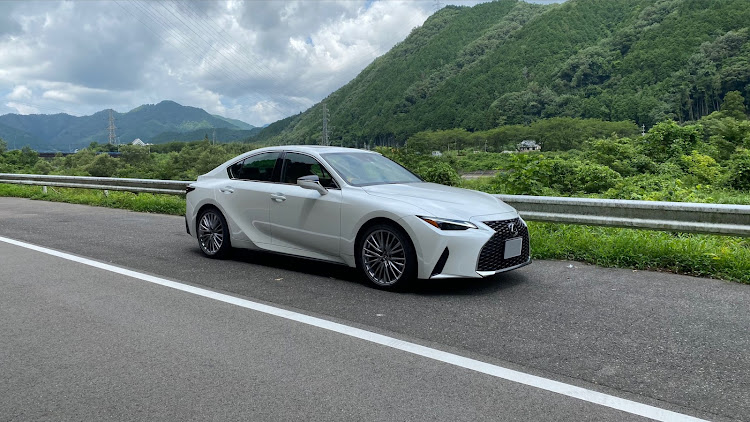 IS FのISF・車検・代車・IS300hに関するカスタム事例の投稿画像2枚目