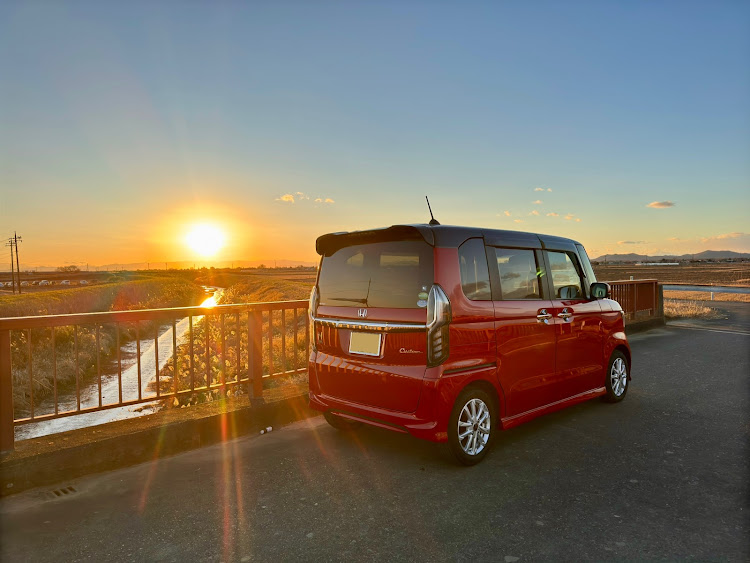Nボックスカスタムの夕日に輝くあなたの愛車・おもいでのくるま・やっぱり日本がいいに関するカスタム事例の投稿画像1枚目