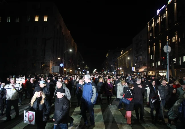 Učesnici protesta Srbija protiv nasilja ispred RTS-a, zvižduci za rad tog medijskog servisa