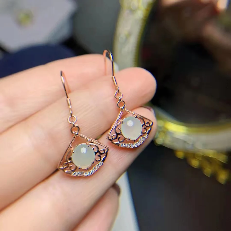 Doğal Zümrüt Küpeler, Gül Yelpaze Tasarımı, Zarif ve Mizaçlı Küpe. Tarzınızı ve güzelliğinizi öne çıkarın.