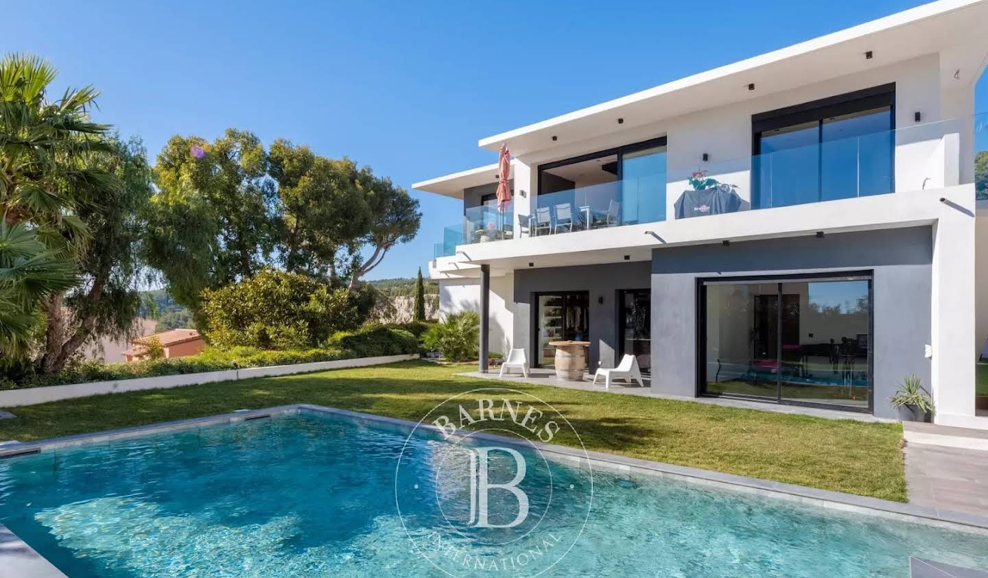 House with pool and terrace Cassis