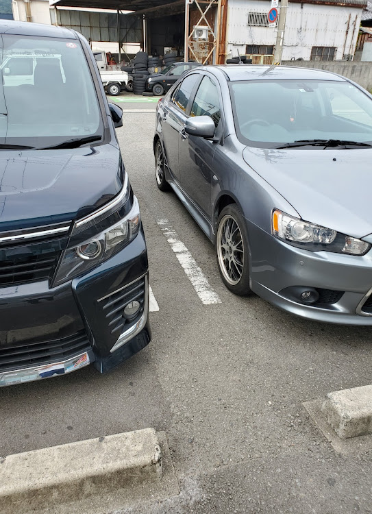 ヴォクシーのやはり撮る・洗車したい・シートカバー取付・エアサス・秋の気配に関するカスタム事例の投稿画像1枚目