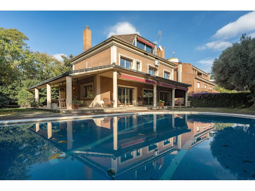 Maison avec piscine et terrasse 1