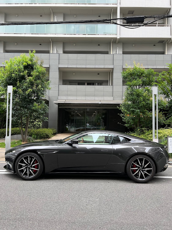 DB11 クーペのアストンマーティン・DB11・V8・ファインゴーストに関するカスタム事例の投稿画像2枚目
