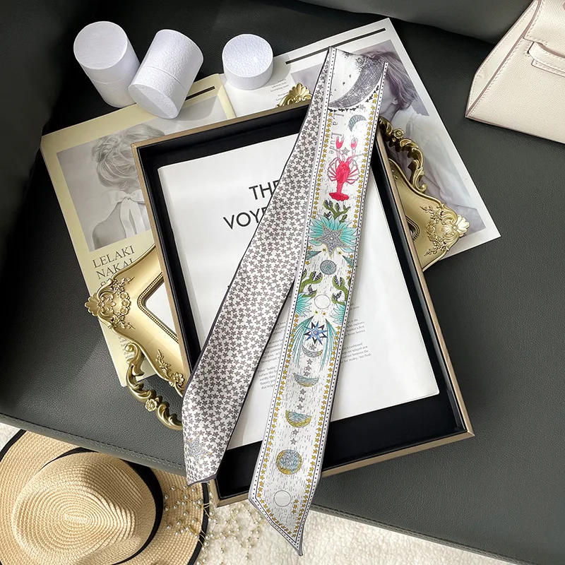 Dunne, lange zijden sjaal, smalle haarband of armband. Decoratie voor tas of haar. Stijlvol en veelzijdig accessoire.