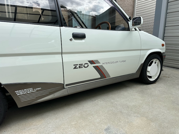 スカイラインのミニカゼオ・20ソアラ・R107・サイドデカール・DOHC RS TURBOに関するカスタム事例の投稿画像4枚目