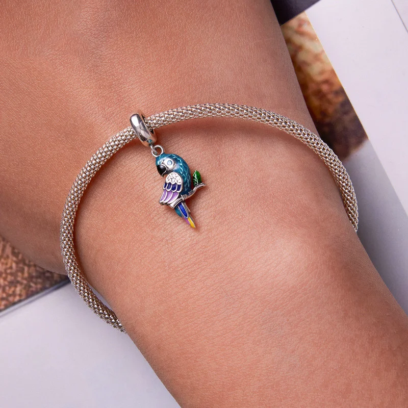 Title 5, Papegaai armband hanger met delicate veer, een ...