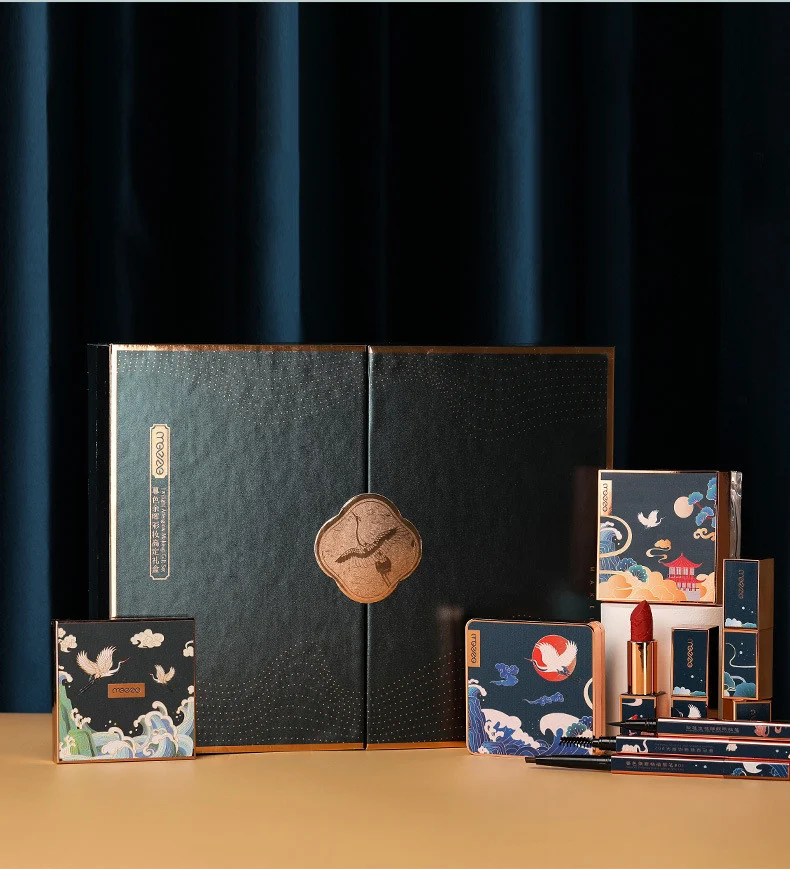Caja de regalo de maquillaje Twilight Afterglow de Domestic Products. Consigue un look radiante y natural con este set de maquillaje de alta calidad.