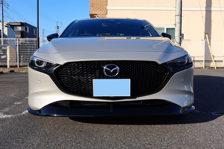 MAZDA3のプラチナクォーツメタリック・MAZDA3・Black Tone Edition・スポーツマフラーに関するカスタム事例の投稿画像2枚目