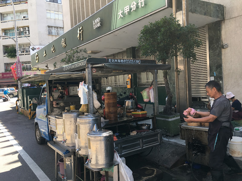 主題： 點個餐，老闆態度超級差！
時間：今日2017-0623 早上10點
經過：帶媽媽過去大甲吃土地銀行的蚵仔煎，但沒開應該是下午才開！
但隔壁有一台賣包子的店家！想說吃看看！
於是就叫媽媽先進去坐