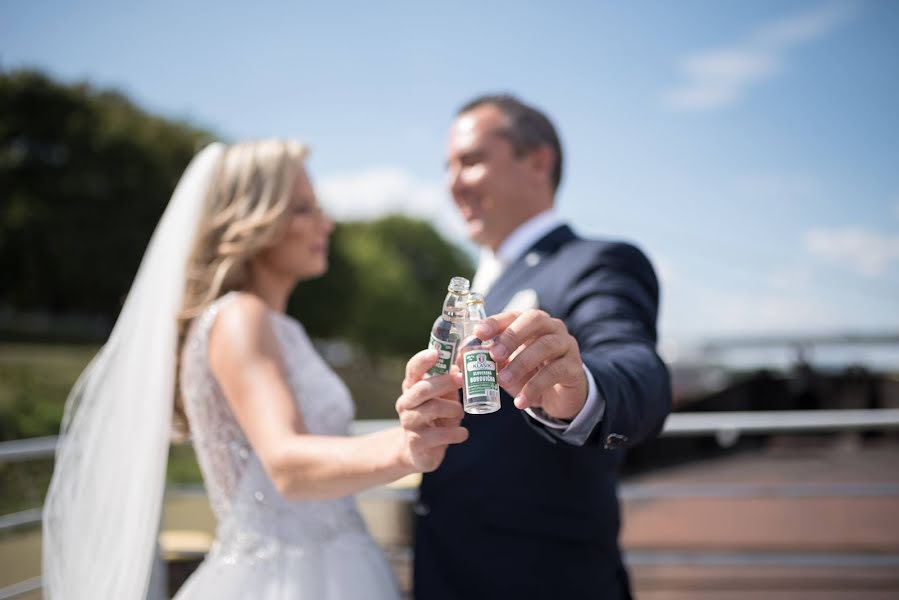 Fotografo di matrimoni Lucia Horvath (horvathlucia). Foto del 8 aprile 2019