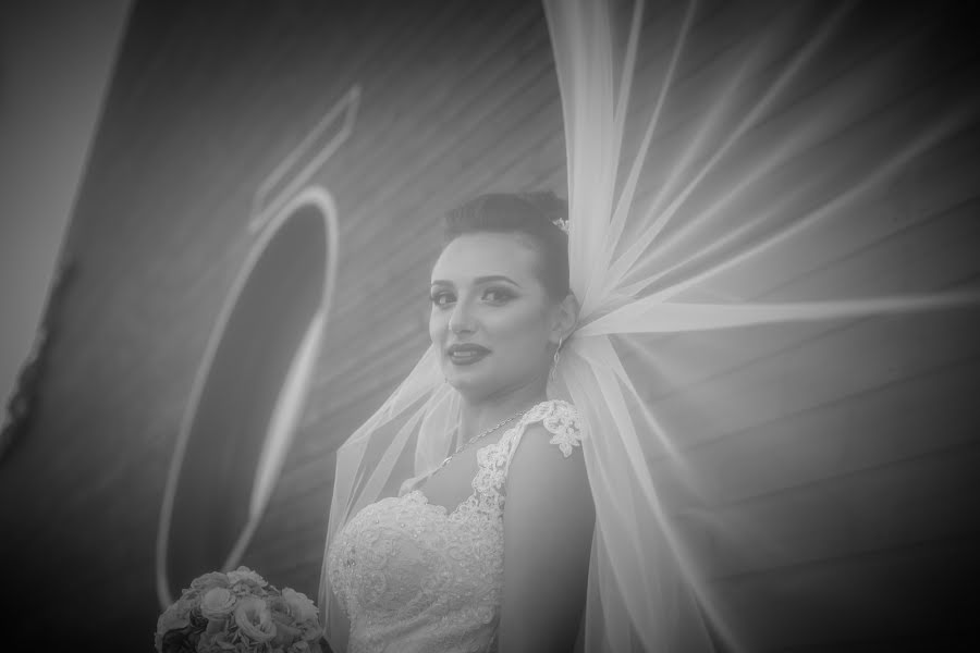 Wedding photographer Chirea Daiana (chrea11). Photo of 11 October 2018