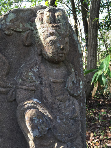 岡益石仏