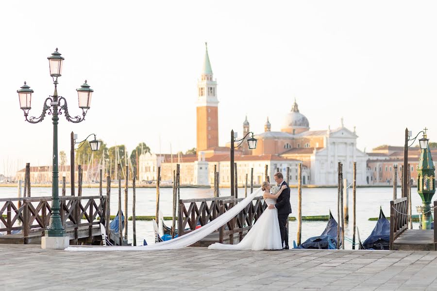 Fotografo di matrimoni Yuliya Miro (yuliamiro). Foto del 15 dicembre 2023