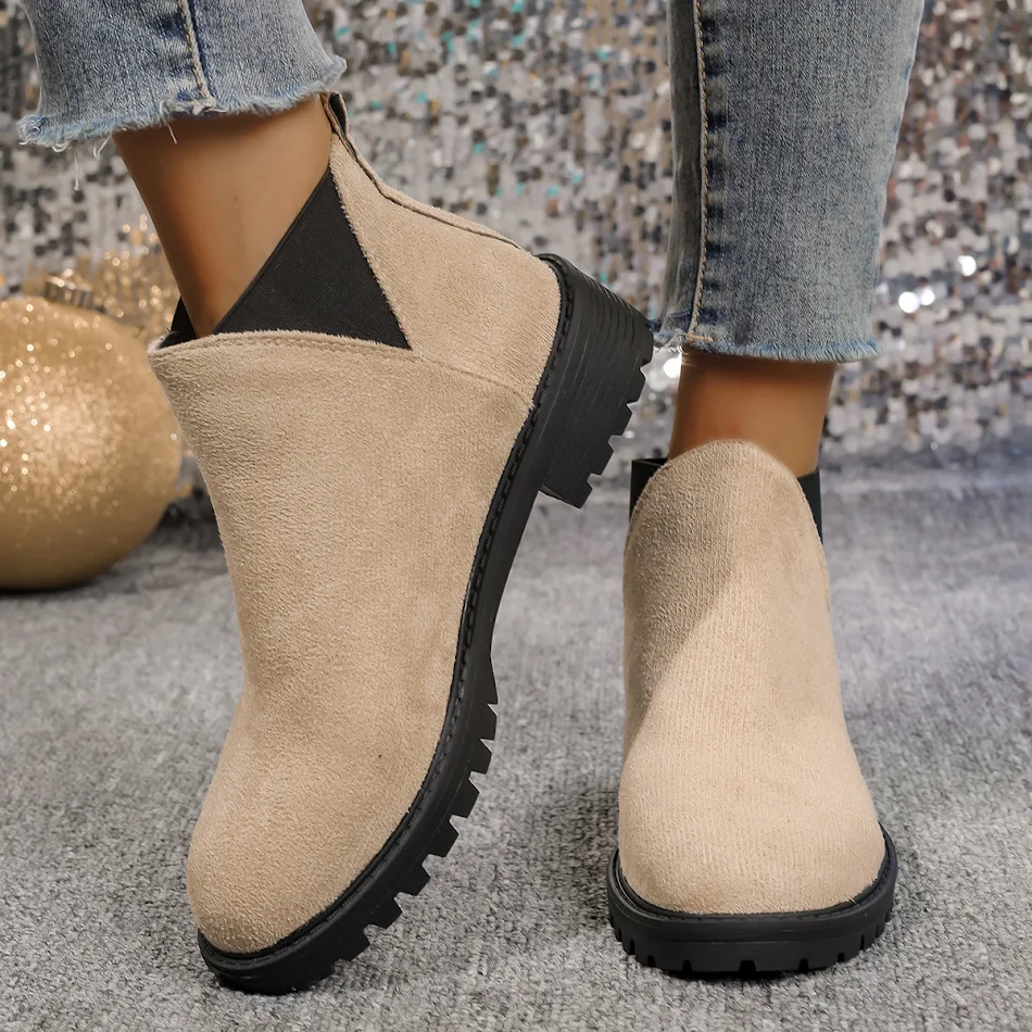 Dames Martin boots met lage schacht, ronde neus en dikke hak – comfortabel en stijlvol voor een casual of chique uitstraling.