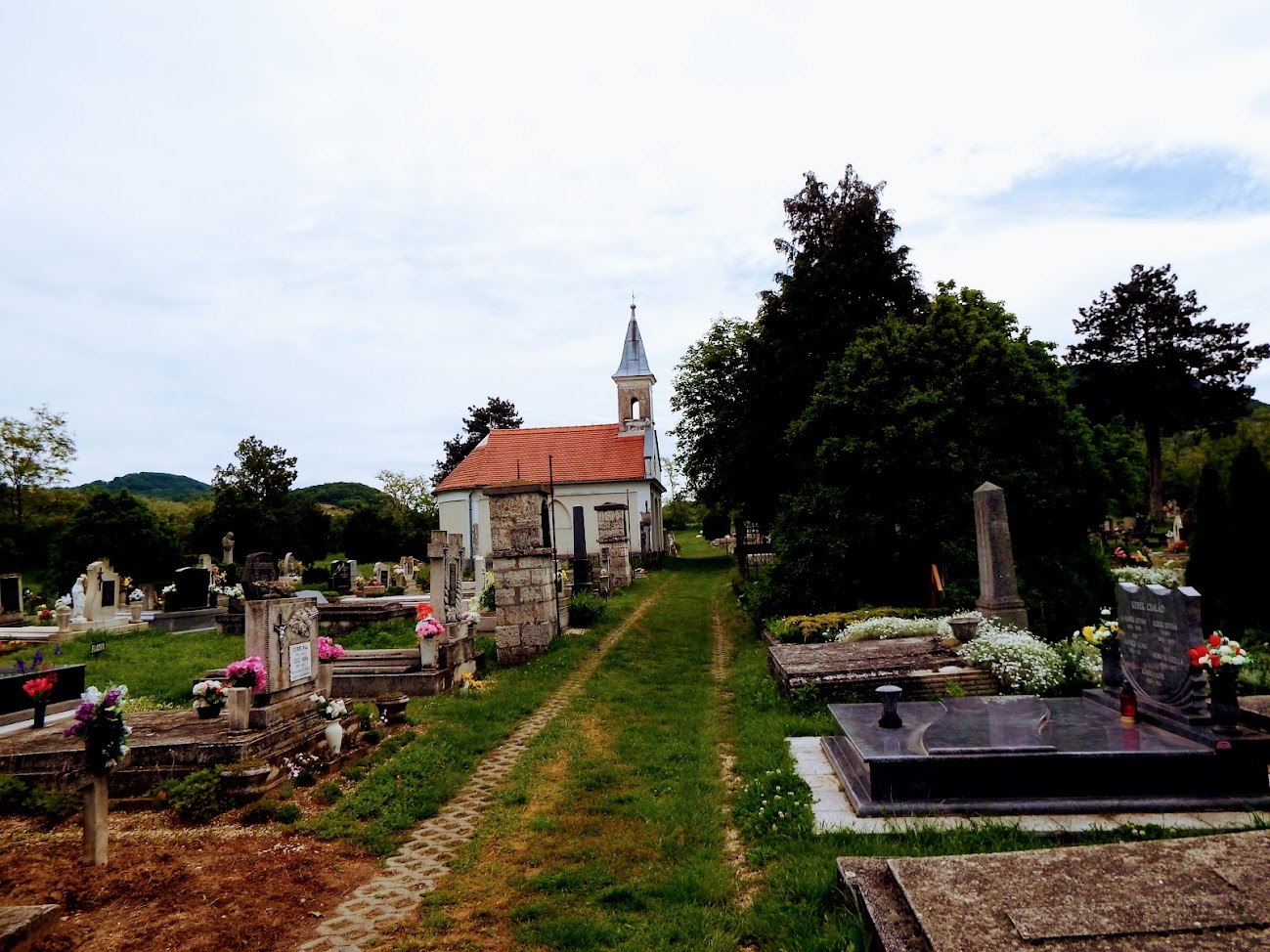 Tapolca-Diszel - Temetőkápolna és keresztút a temetőben