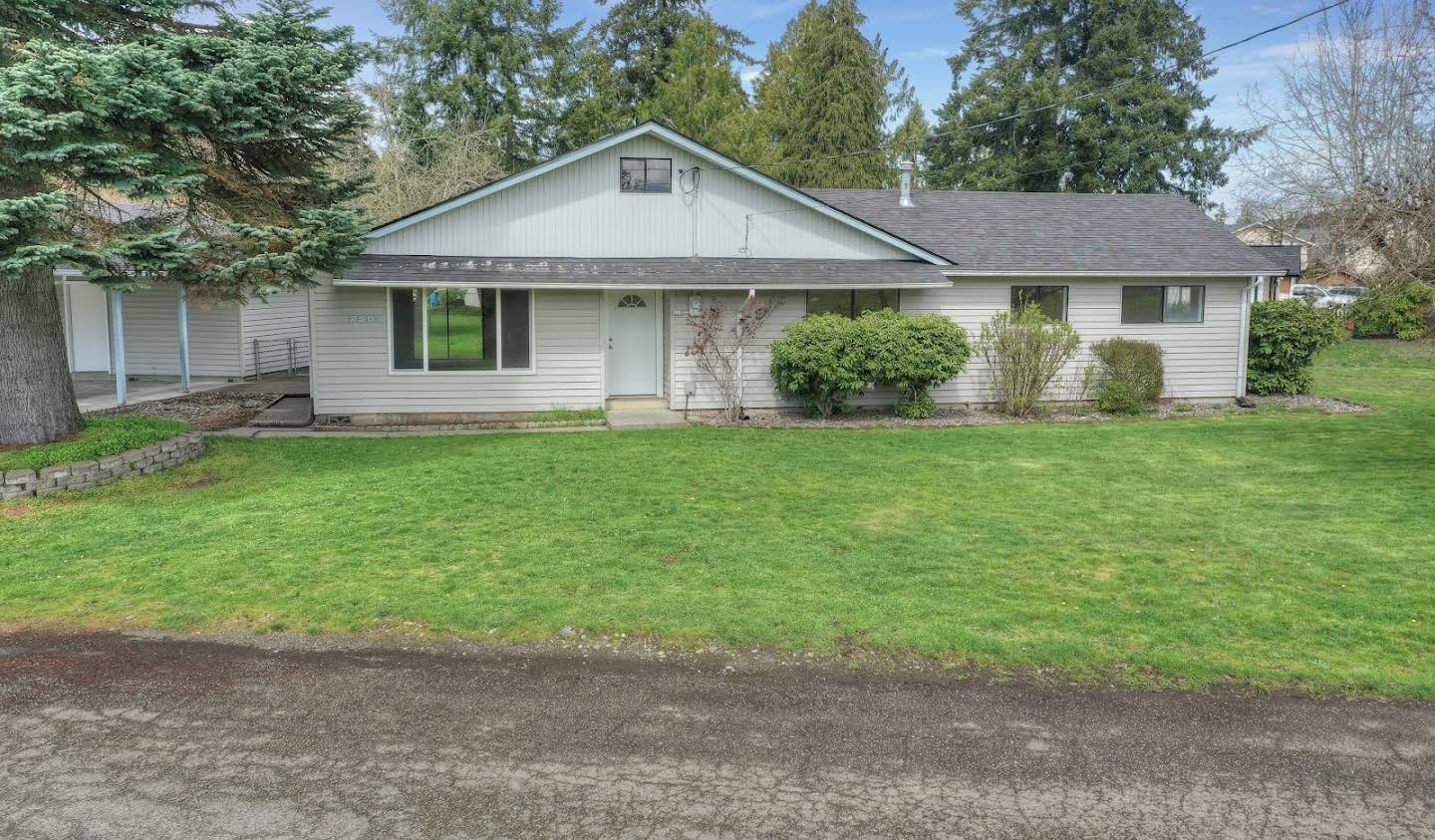 House with garden Centralia