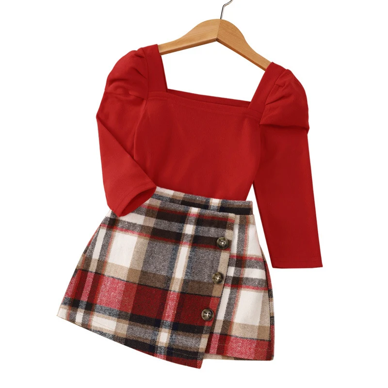 Kinder rokset met lange mouwen en ruitprint. Comfortabele en modieuze outfit voor meisjes. Perfect voor herfst en winter. Charmante look.